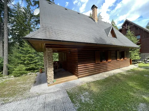 Drevená budova Harmony AP Resort obklopená stromami